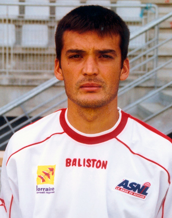 Défenseur de 1996 à 2003 (89 matchs, 2 buts)